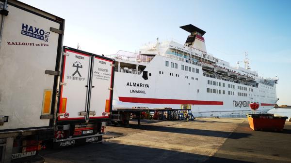 Camiones frigoríficos se preparan para embarcar en un ferri en el Puerto de Almería Camiones frigoríficos se preparan para embarcar en un ferri en el Puerto de Almería
