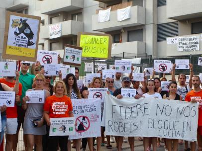 Vecinos de un bloque de Fidere en Torrejón, protestan contra las subidas de los alquileres.