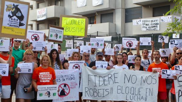 Vecinos de un bloque de Fidere en Torrejón, protestan contra las subidas de los alquileres. Vecinos de un bloque de Fidere en Torrejón, protestan contra las subidas de los alquileres.