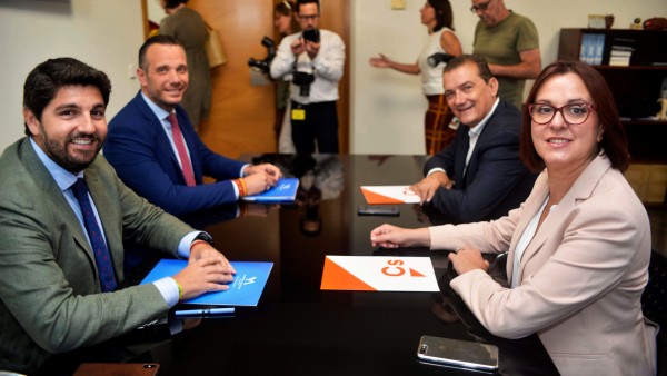 PP y Cs aceptan documento de Vox y desbloquean investidura de López Miras PP y Cs aceptan documento de Vox y desbloquean investidura de López Miras