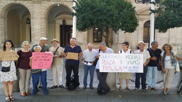 Concentración de los ecologistas ante el Ayuntamiento. Concentración de los ecologistas ante el Ayuntamiento.