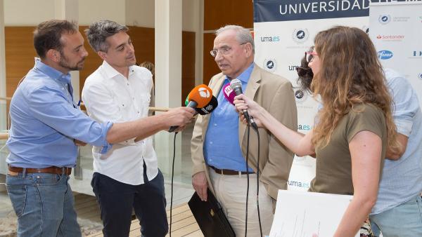 Alfonso Guerra atiende a los medios. Alfonso Guerra atiende a los medios.