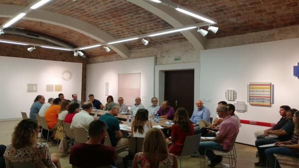 Reunión de participantes en el proyecto para convertir la caña de río en materiales para mobiliario urbano Reunión de participantes en el proyecto para convertir la caña de río en materiales para mobiliario urbano