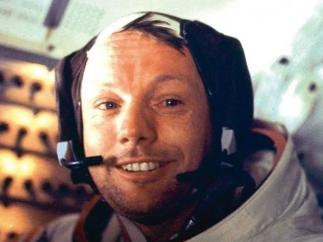 Neil Armstrong, a bordo del Eagle tras completar el primer paseo lunar junto a Buzz Aldrin