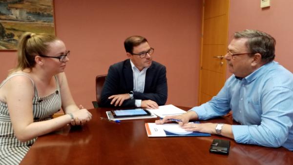 Reunión de trabajo el delegado de Desarrollo Económico, Jesús Mora; el presidente de FICA, Carlos García y la presidenta de los Comerciantes de Santa Lucía, Patricia Márquez Reunión de trabajo el delegado de Desarrollo Económico, Jesús Mora; el presidente de FICA, Carlos García y la presidenta de los Comerciantes de Santa Lucía, Patricia Márquez