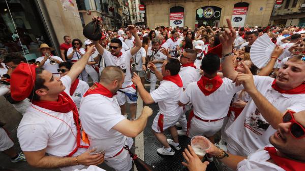 Cientos de personas disfrutan de la música y de los gigantes y cabezudos que animan las calles de Pamplona en plenos San Fermines de 2019. Cientos de personas disfrutan de la música y de los gigantes y cabezudos que animan las calles de Pamplona en plenos San Fermines de 2019.