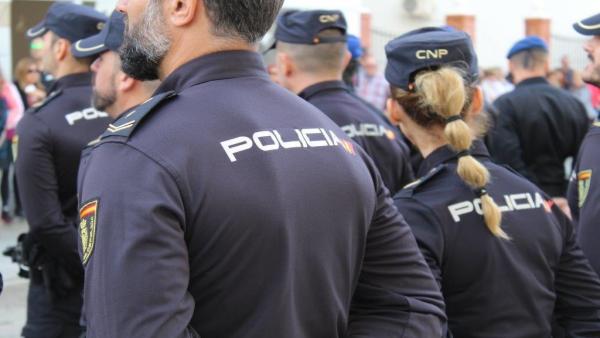 Agentes de la Policía Nacional Agentes de la Policía Nacional