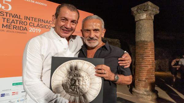 Eduardo Lao y Víctor Ullate, con el obsequio del del Festival de Mérida Eduardo Lao y Víctor Ullate, con el obsequio del del Festival de Mérida