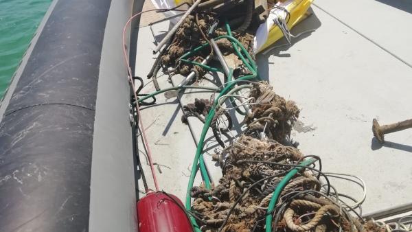 Una embarcación durante las tareas de limpieza de fondos marinos en Ses Figueres Una embarcación durante las tareas de limpieza de fondos marinos en Ses Figueres