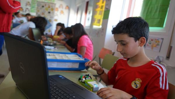 Un niño en un taller de robótica Un niño en un taller de robótica