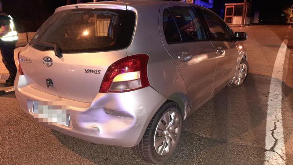 Coche inmovilizado tras dos accidentes Coche inmovilizado tras dos accidentes