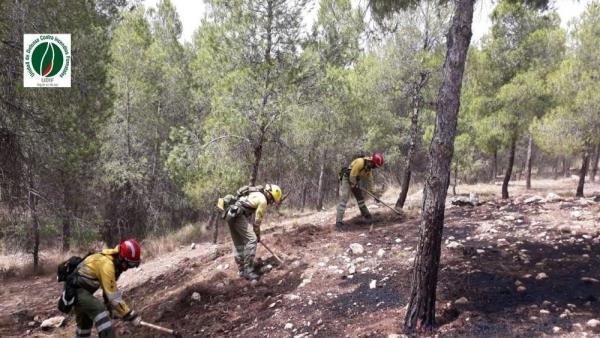 Imagen de las tareas de extinción del incendio Imagen de las tareas de extinción del incendio