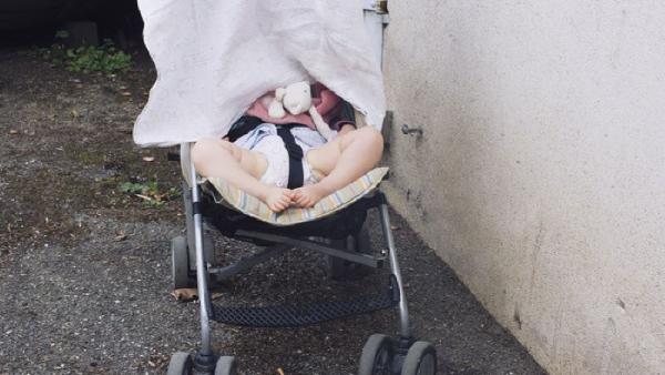 Un niño duerme en un carrito Un niño duerme en un carrito