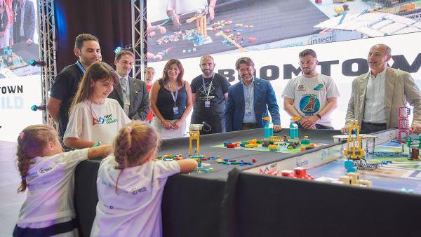 El presidente del Cabildo de Tenerife, Carlos Alonso, y el director de la Fundación Scientia, Ricard Huguet, asisten a un torneo de First Lego League en TLP Tenerife El presidente del Cabildo de Tenerife, Carlos Alonso, y el director de la Fundación Scientia, Ricard Huguet, asisten a un torneo de First Lego League en TLP Tenerife