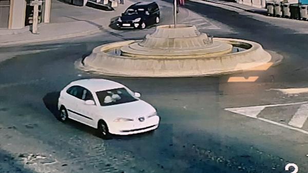 Buscan al conductor de un SEAT Ibiza blanco en Lora del Río Buscan al conductor de un SEAT Ibiza blanco en Lora del Río