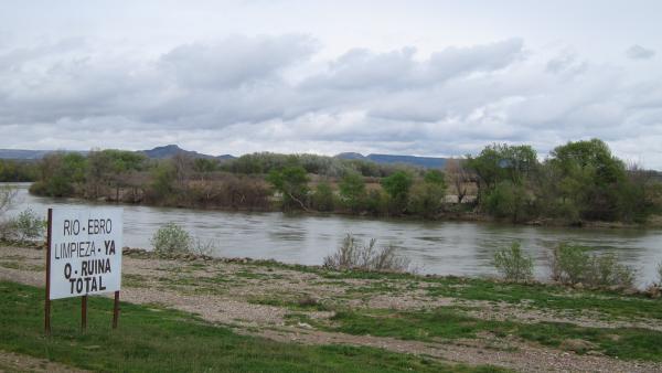 El río Ebro a su paso por Novillas, cartel de protesta El río Ebro a su paso por Novillas, cartel de protesta