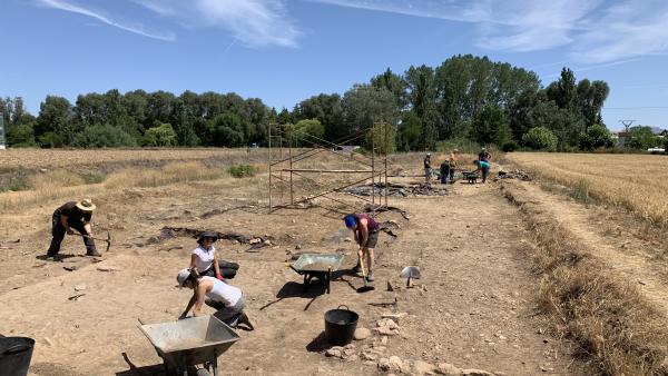 Arqueólogos trabajando en la excavación de Herrera de Pisuerga (Palencia) Arqueólogos trabajando en la excavación de Herrera de Pisuerga (Palencia)