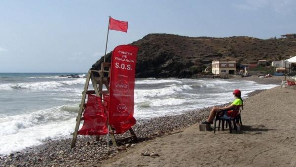 La bandera roja, izada en una playa de la Región de Murcia La bandera roja, izada en una playa de la Región de Murcia