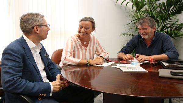 La primera teniente de alcalde y delegada de Turismo, Isabel Albás, con el representante de la empresa adjudicataria del Palacio de Congresos y Exposiciones de Torrijos, Juan Salado La primera teniente de alcalde y delegada de Turismo, Isabel Albás, con el representante de la empresa adjudicataria del Palacio de Congresos y Exposiciones de Torrijos, Juan Salado