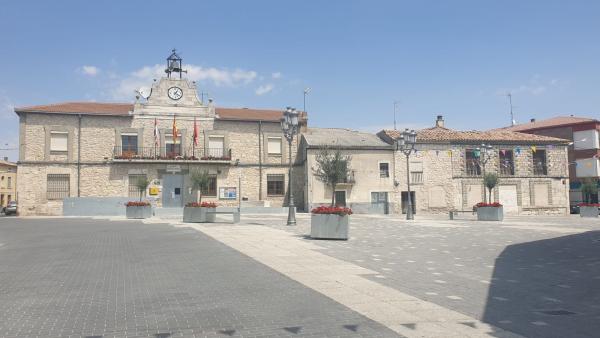 Plaza de la Constitución de Cogeces del Monte. Plaza de la Constitución de Cogeces del Monte.