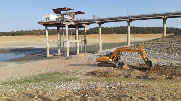 Maquinaria de Tragsa en el pantano de Valdecañas Maquinaria de Tragsa en el pantano de Valdecañas