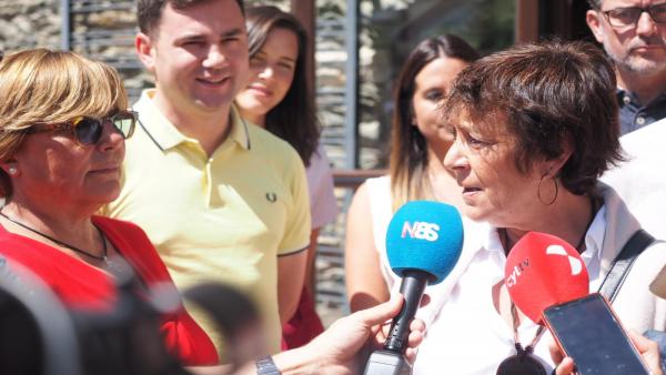 Mercedes Martín atiende en Murias de Paredes a los medios. Mercedes Martín atiende en Murias de Paredes a los medios.
