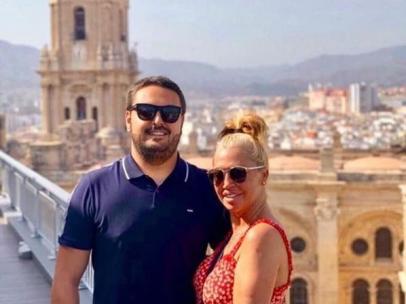 Belén Esteban junto a su marido, Miguel Marcos, con la catedra de Málaga de fondo