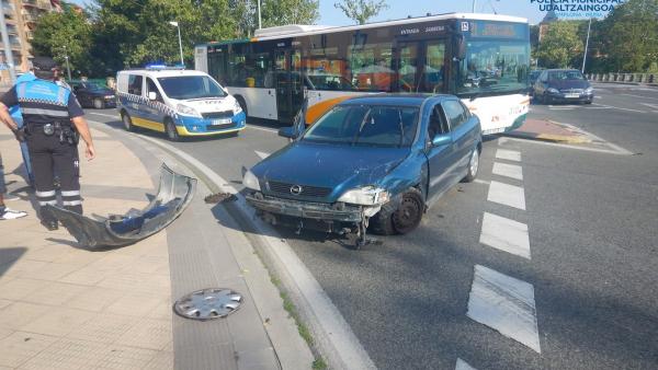 La Policía Municipal de Pamplona atiende un accidente de tráfico La Policía Municipal de Pamplona atiende un accidente de tráfico