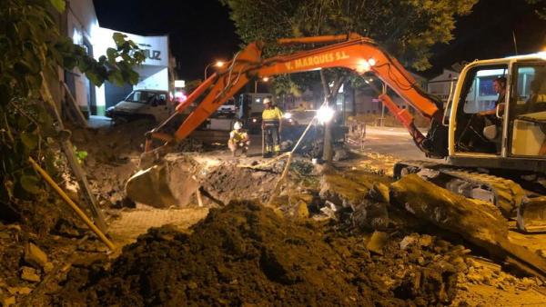 Técnicos y operarios trabajan para subsanar la avería que ha dejado sin agua a la población de Montilla Técnicos y operarios trabajan para subsanar la avería que ha dejado sin agua a la población de Montilla