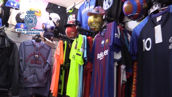 Imágen de vídeo en el que se ven artículos falsificados en un bazar de Lloret de Mar (Gerona) Imágen de vídeo en el que se ven artículos falsificados en un bazar de Lloret de Mar (Gerona)