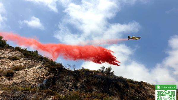 Un avión de Infoca lanza agua sobre un incendio forestal en Ojén Un avión de Infoca lanza agua sobre un incendio forestal en Ojén