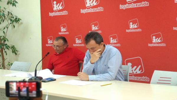El diputado de IU Ovidio Zapico, en rueda de prensa junto al presidente del comité de empresa de Aucalsa, Juan Carlos González. El diputado de IU Ovidio Zapico, en rueda de prensa junto al presidente del comité de empresa de Aucalsa, Juan Carlos González.