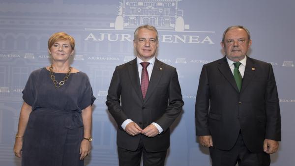 El lehendakari, Iñigo Urkullu, acompañado de la consejera de Desarrollo Económico e Infraestructuras, Arantxa Tapia, y del consejero de Hacienda y Economía, Pedro Azpiazu, El lehendakari, Iñigo Urkullu, acompañado de la consejera de Desarrollo Económico e Infraestructuras, Arantxa Tapia, y del consejero de Hacienda y Economía, Pedro Azpiazu,