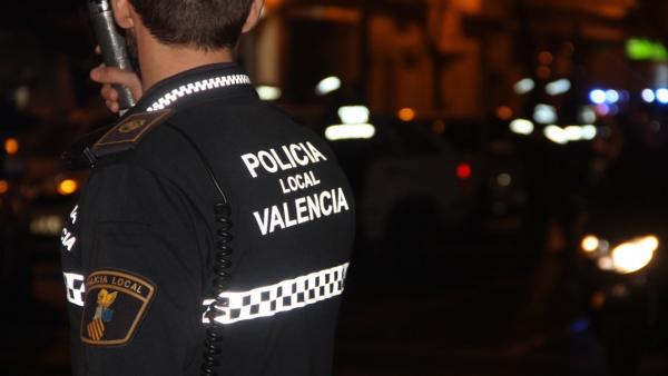 Detingut per agarrar i besar presumptament una dona de 25 anys en contra de la seua voluntat Detingut per agarrar i besar presumptament una dona de 25 anys en contra de la seua voluntat