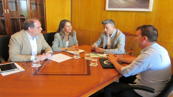 Representantes del Ayuntamiento de Zaragoza, María Navarro y Alfonso Mendoza se reúnen con el presidente provincial del CSIF, Alberto Juan. Representantes del Ayuntamiento de Zaragoza, María Navarro y Alfonso Mendoza se reúnen con el presidente provincial del CSIF, Alberto Juan.