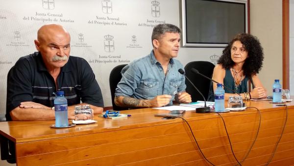 Rueda de prensa de los representantes de CSI en el ERA, Canor González y Elena García, junto al diputado de Podemos Rafael Palacios, en el centro. Rueda de prensa de los representantes de CSI en el ERA, Canor González y Elena García, junto al diputado de Podemos Rafael Palacios, en el centro.