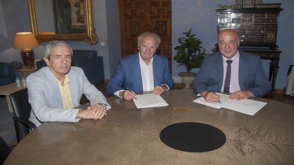 El presidente de la Diputación de Córdoba, Antonio Ruiz (dcha.), firma el convenio El presidente de la Diputación de Córdoba, Antonio Ruiz (dcha.), firma el convenio