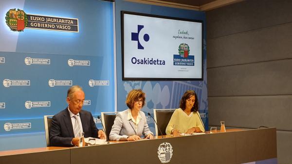 La consejera de Salud, Nekane Murga, acompañada por el director general de Osakidetza, Juan Diego, y por la directora de Recursos Humanos del Servicio Vasco de Salud, Pilar Uriarte en rueda de prensa La consejera de Salud, Nekane Murga, acompañada por el director general de Osakidetza, Juan Diego, y por la directora de Recursos Humanos del Servicio Vasco de Salud, Pilar Uriarte en rueda de prensa