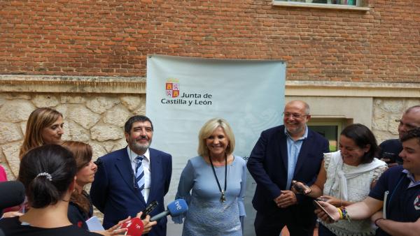 La consejera de Sanidad, Verónica Casado, con el gerente de Sacyl, Manuel Mitadiel, a la izquierda y Francisco Igea a la derecha. La consejera de Sanidad, Verónica Casado, con el gerente de Sacyl, Manuel Mitadiel, a la izquierda y Francisco Igea a la derecha.
