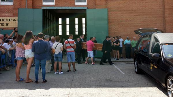 Familiares trasladan el cuerpo de uno de los fallecidos en el accidente de Galisancho (Salamanca). Familiares trasladan el cuerpo de uno de los fallecidos en el accidente de Galisancho (Salamanca).