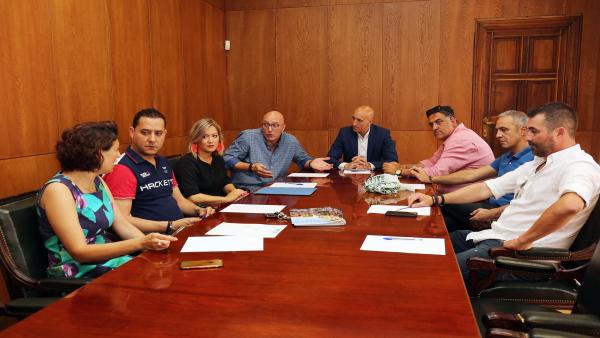 Diez (C) con los hosteleros leoneses. Diez (C) con los hosteleros leoneses.