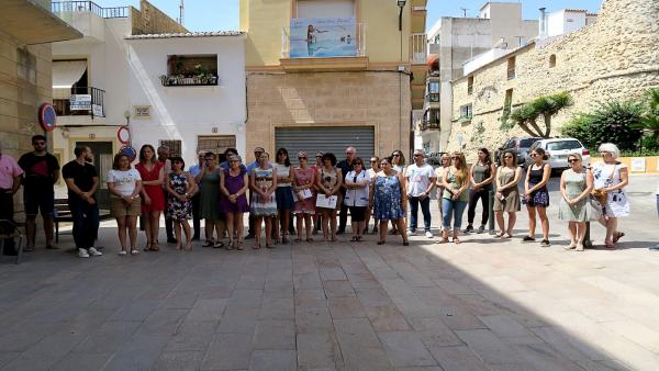 Vecinos en el minuto de silencio en Calp. Vecinos en el minuto de silencio en Calp.