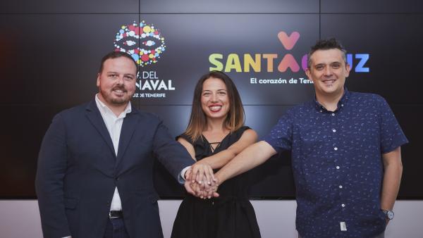 El autor del cartel del Carnaval 2020, Javier Nóbrega, junto con la alcaldesa de Santa Cruz, Patricia Hernández, y el concejal de Fiestas, Andrés Martín Casanova El autor del cartel del Carnaval 2020, Javier Nóbrega, junto con la alcaldesa de Santa Cruz, Patricia Hernández, y el concejal de Fiestas, Andrés Martín Casanova