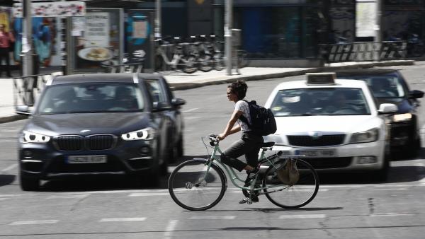 Una ciclista cruza por un paso de peatones en la Plaza de España de Madrid. Una ciclista cruza por un paso de peatones en la Plaza de España de Madrid.