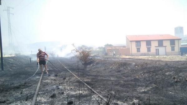 Imagen del incendio que mantiene cortada la N-122 Imagen del incendio que mantiene cortada la N-122