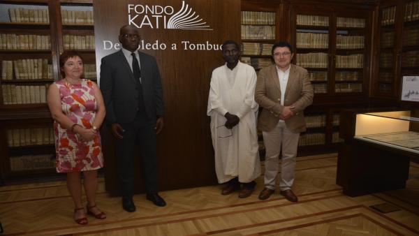El concejal de Cultura del Ayuntamiento de Toledo, Teo García; la directora de la Biblioteca regional, Carmen Morales; el depositario del Fondo Kati, Ismael Didaé; y el consejero de la Embajada de Mali, Younousa Tiramanka El concejal de Cultura del Ayuntamiento de Toledo, Teo García; la directora de la Biblioteca regional, Carmen Morales; el depositario del Fondo Kati, Ismael Didaé; y el consejero de la Embajada de Mali, Younousa Tiramanka