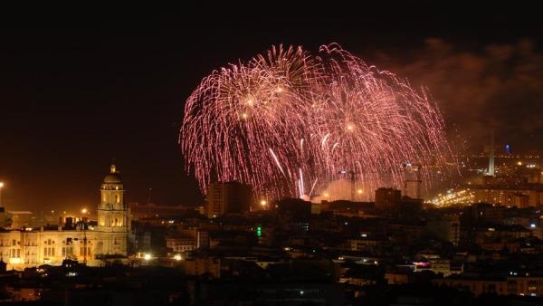 Fuegos Artificiales inicio de la Feria de Málaga catedral imagen vista ciudad tu Fuegos Artificiales inicio de la Feria de Málaga catedral imagen vista ciudad tu