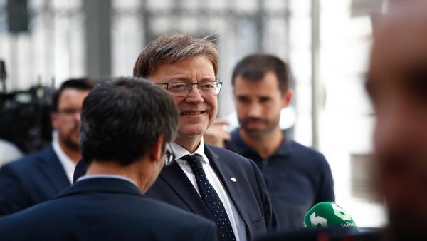 El presidente de la Generalitat Valenciana, Ximo Puig, llega a la primera sesión del debate de investidura del candidato socialista a la Presidencia del Gobierno. El presidente de la Generalitat Valenciana, Ximo Puig, llega a la primera sesión del debate de investidura del candidato socialista a la Presidencia del Gobierno.