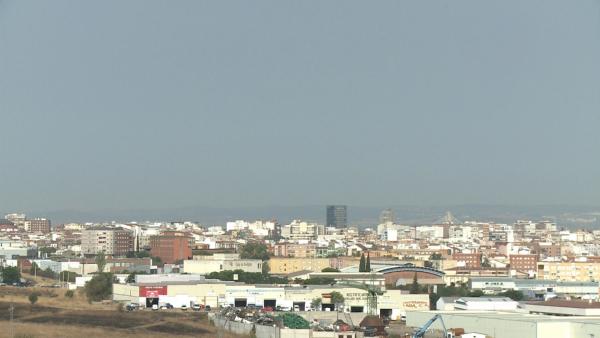 Restos del humo de los incendios de Portugal en Badajoz Restos del humo de los incendios de Portugal en Badajoz