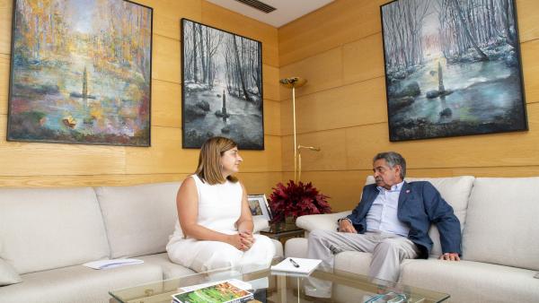 La presidenta del PP, María José Sáenz de Buruaga, se reúne con el presidente de Cantabria y secretario general del PRC, Miguel Ángel Revilla. La presidenta del PP, María José Sáenz de Buruaga, se reúne con el presidente de Cantabria y secretario general del PRC, Miguel Ángel Revilla.